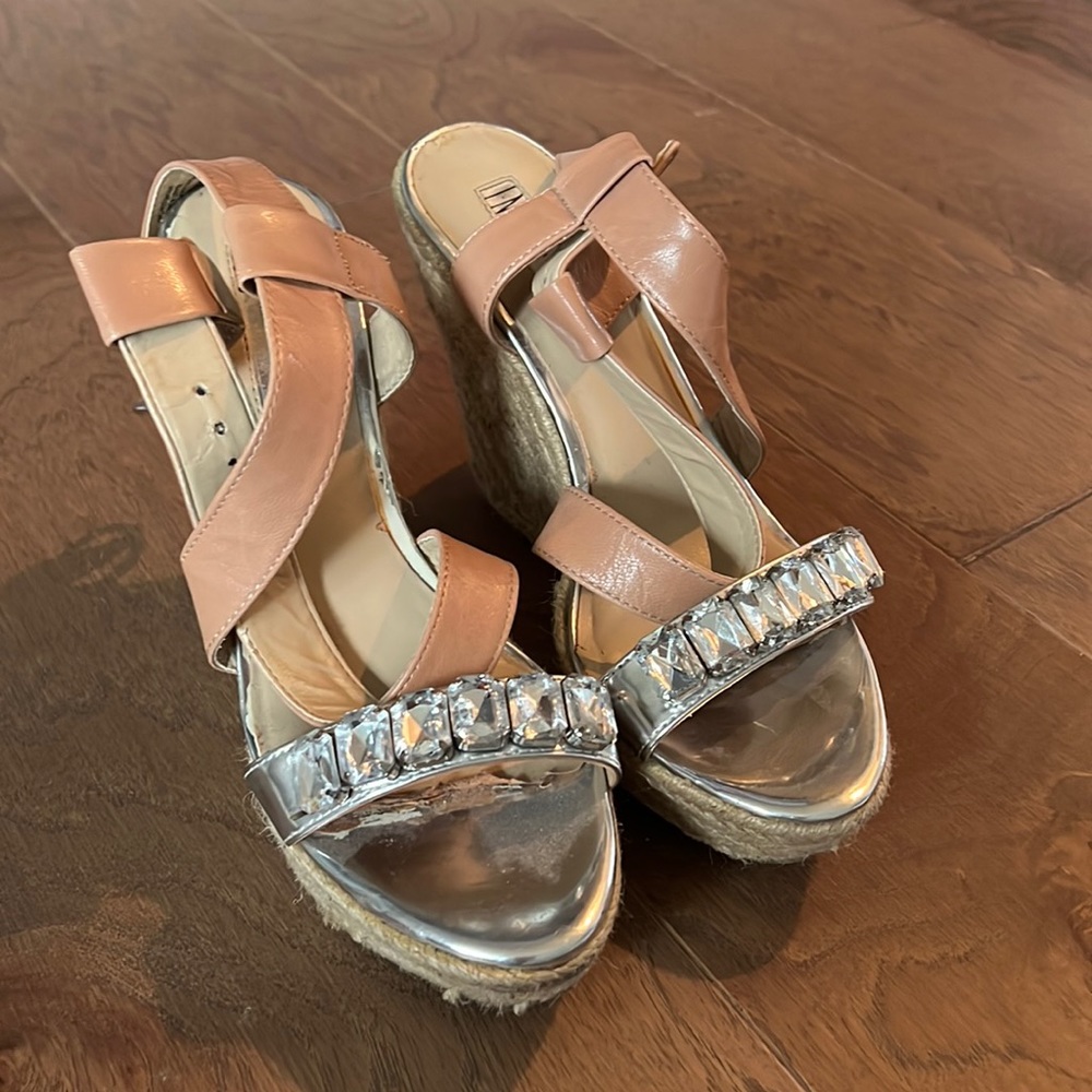 Neutral Wedges